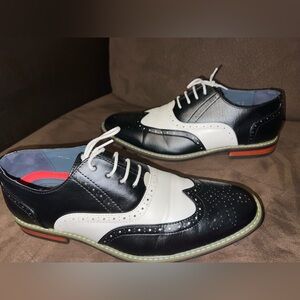 Metro Charm two tone black-white wingtip oxfords size 10.5